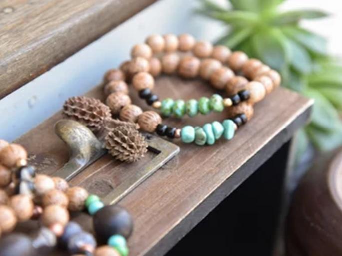 A woman from a self-help group started an 'ethnic' jewelry business from carpentry. | बचत गटातील महिलेने सुतारकामातून सुरू केला 'एथनिक' दागिन्यांचा उद्योग 