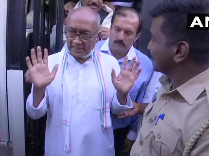 'I have no bombs, no pistols and no weapons in my hands but police have stopped Says Digvijay Singh pnm | MP Crisis: ‘माझ्या हातात बॉम्ब नाही, पिस्तूल नाही आणि शस्त्रे नाहीत तरीही पोलिसांनी रोखलं’ 'I have no bombs, no pistols and no weapons in my hands but police have stopped Says Digvijay Singh pnm | MP Crisis: ‘माझ्या हातात बॉम्ब नाही, पिस्तूल नाही आणि शस्त्रे नाहीत तरीही पोलिसांनी रोखलं’