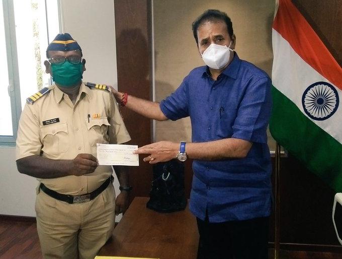 Salute Khaki ! Police constable donates donations to Home Minister to CM Corona Fund pda | खाकीला सॅल्यूट! पोलीस कॉन्स्टेबलने गृहमंत्र्यांकडे दिले डोनेशन, मदतीसाठी उचलला खारीचा वाटा Salute Khaki ! Police constable donates donations to Home Minister to CM Corona Fund pda | खाकीला सॅल्यूट! पोलीस कॉन्स्टेबलने गृहमंत्र्यांकडे दिले डोनेशन, मदतीसाठी उचलला खारीचा वाटा