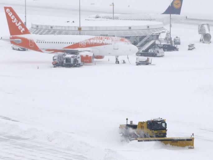 Snow, high winds paralyse European airports | बर्फवृष्टीमुळे युरोपमधील विमानतळं गोठली, जनजीवन विस्कळीत Snow, high winds paralyse European airports | बर्फवृष्टीमुळे युरोपमधील विमानतळं गोठली, जनजीवन विस्कळीत