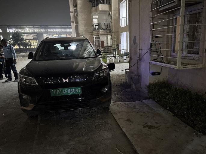 Electric car charged on household meter; fined Rs 25,000 in Noida, car owner came to cry amrapali society | घरगुती मीटरवर इलेक्ट्रीक कार चार्ज केली; केला २५००० चा दंड, कार मालक रडकुंडीला आला... Electric car charged on household meter; fined Rs 25,000 in Noida, car owner came to cry amrapali society | घरगुती मीटरवर इलेक्ट्रीक कार चार्ज केली; केला २५००० चा दंड, कार मालक रडकुंडीला आला...
