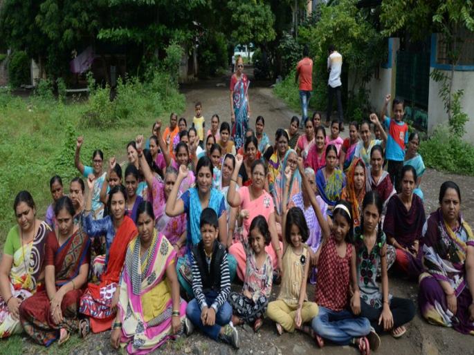 Everyday after midday, the eyes shake off in Jalgaon | जळगावात रोज दुपारनंतर डोळे चुळचुळतात, मळमळते Everyday after midday, the eyes shake off in Jalgaon | जळगावात रोज दुपारनंतर डोळे चुळचुळतात, मळमळते