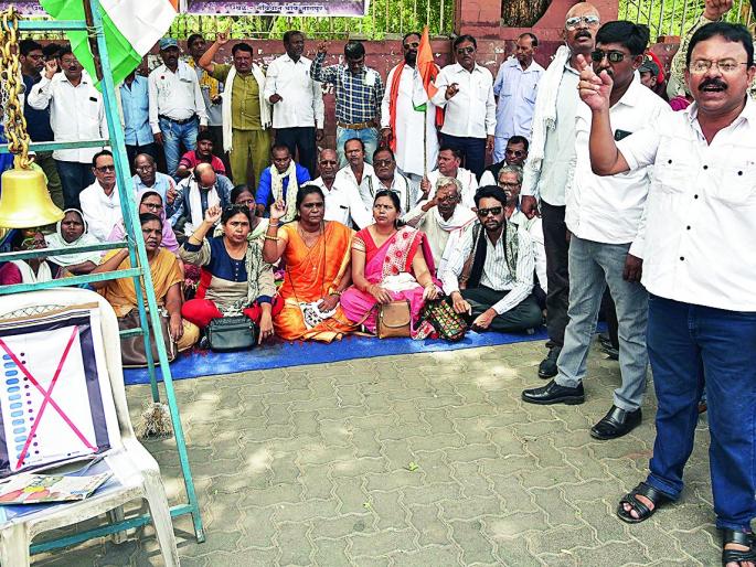 EVM deletion, save the country: Bell alarmed agitation of Wanchi Bhujan Aghadi | ईव्हीएम हटाव, देश बचाव : वंचित बहुजन आघाडीचा घंटानाद EVM deletion, save the country: Bell alarmed agitation of Wanchi Bhujan Aghadi | ईव्हीएम हटाव, देश बचाव : वंचित बहुजन आघाडीचा घंटानाद