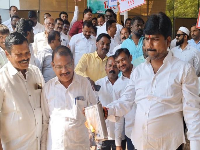 Burning of replica EVM machines; Nationalist Congress Sharad Chandra Pawar's EVM machine remove movement | इव्हीएम मशीनच्या प्रतिकृतीचे दहन;राष्ट्रवादी काँग्रेस शरदचंद्र पवार पक्षाचे इव्हीएम मशीन हटाओ आंदोलन Burning of replica EVM machines; Nationalist Congress Sharad Chandra Pawar's EVM machine remove movement | इव्हीएम मशीनच्या प्रतिकृतीचे दहन;राष्ट्रवादी काँग्रेस शरदचंद्र पवार पक्षाचे इव्हीएम मशीन हटाओ आंदोलन