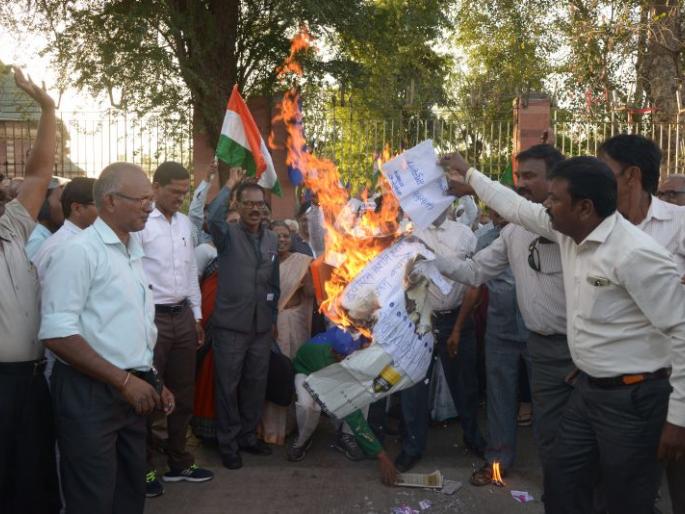 185 organizations rally for protection of the constitution: EVMs burnt | संविधानाच्या संरक्षणासाठी १८५ संघटनांनी काढली रॅली : ईव्हीएमही जाळली 185 organizations rally for protection of the constitution: EVMs burnt | संविधानाच्या संरक्षणासाठी १८५ संघटनांनी काढली रॅली : ईव्हीएमही जाळली