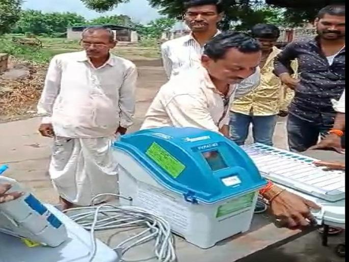 'Boycott our vote'; Villagers beat 'EVM' awareness team in Parabhani | 'आमचा मतदानावर बहिष्कार'; आंदोलक ग्रामस्थांनी 'इव्हिएम' जागृती करणाऱ्या पथकाला पिटाळले 'Boycott our vote'; Villagers beat 'EVM' awareness team in Parabhani | 'आमचा मतदानावर बहिष्कार'; आंदोलक ग्रामस्थांनी 'इव्हिएम' जागृती करणाऱ्या पथकाला पिटाळले