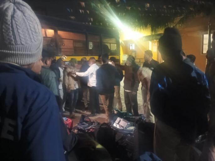 Rumors of EVM machine being moved in Khultabad; Police and activists clash at midnight! | खुलताबादमध्ये मध्यरात्री ईव्हीएम मशीन हलवल्याची अफवा; पोलीस आणि कार्यकर्त्यांमध्ये जुंपली!
