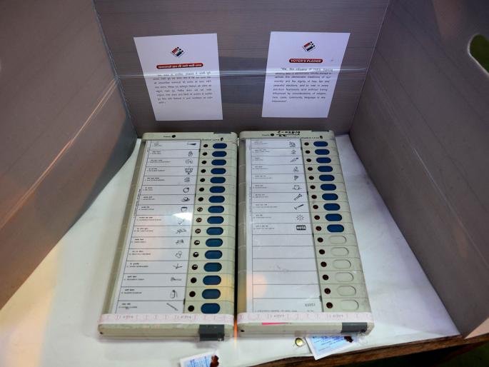 West Bengal Assembly Election: Remaining in West Bengal on time; The demand for a single phase was rejected | West bengal Assembly Election : पश्चिम बंगालमध्ये उर्वरित मतदान वेळेनुसारच; एकाच टप्प्यात घेण्याची मागणी फेटाळली West Bengal Assembly Election: Remaining in West Bengal on time; The demand for a single phase was rejected | West bengal Assembly Election : पश्चिम बंगालमध्ये उर्वरित मतदान वेळेनुसारच; एकाच टप्प्यात घेण्याची मागणी फेटाळली