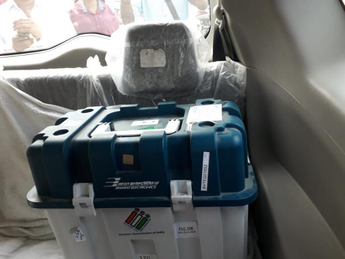 Suspicion of taking EVM machine at Bhusawal | भुसावळ येथे इव्हीएम मशिन पळविल्याचा संशय Suspicion of taking EVM machine at Bhusawal | भुसावळ येथे इव्हीएम मशिन पळविल्याचा संशय