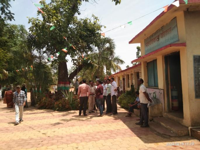 EVM malfunction in Booth No 48 at Tilli Mohgaon polling stopped from 9 | तिल्ली मोहगांव येथील बूथ क्रमांक ४८ मध्ये ईव्हिएममध्ये बिघाड, ९ पासून मतदान थांबलं EVM malfunction in Booth No 48 at Tilli Mohgaon polling stopped from 9 | तिल्ली मोहगांव येथील बूथ क्रमांक ४८ मध्ये ईव्हिएममध्ये बिघाड, ९ पासून मतदान थांबलं