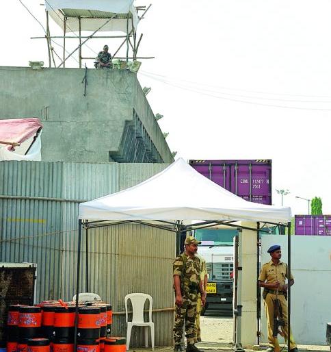 EVM Safe in Strong Room in the Kalamana | कळमन्यातील स्ट्राँग रुममध्ये ईव्हीएम सुरक्षित EVM Safe in Strong Room in the Kalamana | कळमन्यातील स्ट्राँग रुममध्ये ईव्हीएम सुरक्षित