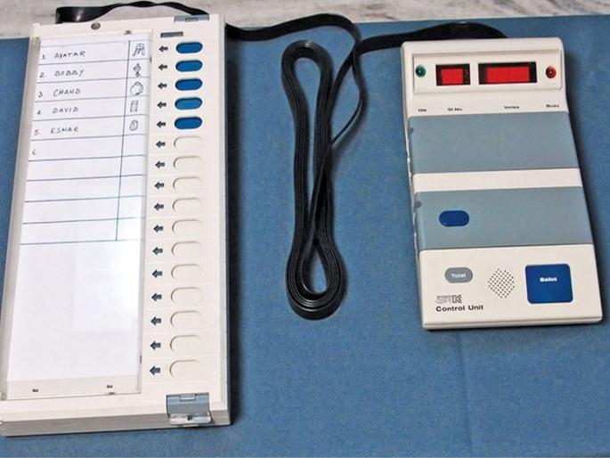 Bag with EVM project machine lost in local travel found with the help of railway police | ईव्हीएम प्रोजेक्ट मशीन असलेली बॅग लोकल प्रवासात हरवली अन्... Bag with EVM project machine lost in local travel found with the help of railway police | ईव्हीएम प्रोजेक्ट मशीन असलेली बॅग लोकल प्रवासात हरवली अन्...