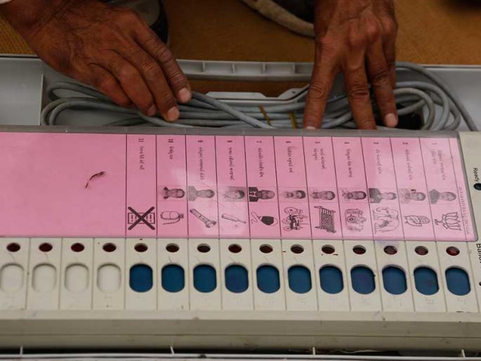 Evm machine broken at Kawatha polling station | कवठा येथे मतदाराने फोडले मतदान यंत्र; बॅलेटद्वारे मतदान घेण्याची मागणी Evm machine broken at Kawatha polling station | कवठा येथे मतदाराने फोडले मतदान यंत्र; बॅलेटद्वारे मतदान घेण्याची मागणी
