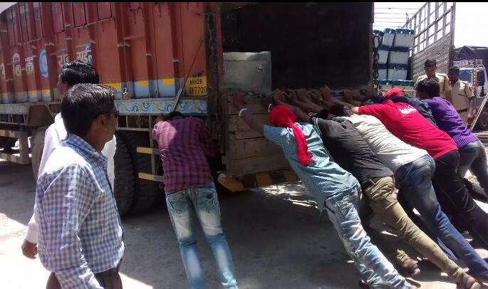 'Push to EVM vehicle in Buldhana | Video: ईव्हीएमच्या वाहनाला ‘दे धक्का’! 'Push to EVM vehicle in Buldhana | Video: ईव्हीएमच्या वाहनाला ‘दे धक्का’!