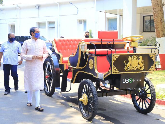 CM uddhav thackeray unveils 'Victoria Buggy' in mumbai | मुख्यमंत्र्यांकडून 'व्हिक्टोरिया बग्गी'चं अनावरण, जाणून घ्या खासीयत 