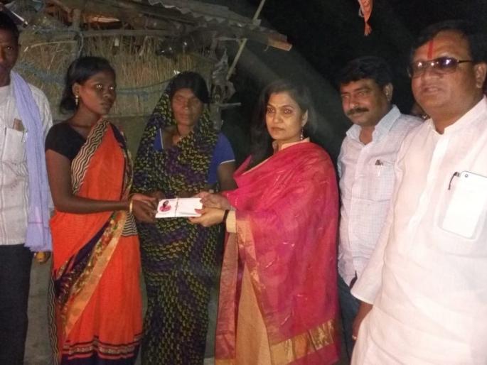 Financial assistance from MPs to the victims of the accident | अपघातातील मृतकाच्या कुटुंबियांना खासदारांकडून आर्थिक मदत Financial assistance from MPs to the victims of the accident | अपघातातील मृतकाच्या कुटुंबियांना खासदारांकडून आर्थिक मदत