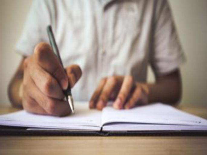 Savitribai Phule Pune University's final year offline exam schedule collapsed | सावित्रीबाई फुले पुणे विद्यापीठाच्या अंतिम वर्षाच्या ऑफलाइन परीक्षांचे वेळापत्रक कोलमडले