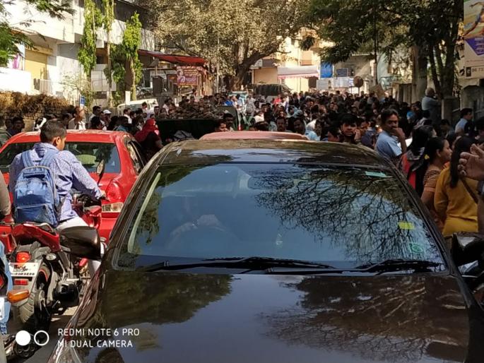 Due to traffic jaam parents and student of 10th problems in reach to examination center | वाहतुक कोंडीमुळे दहावीच्या विद्यार्थ्यांसह पालकांची परीक्षा केंद्रावर पोहचताना दमछाक.. Due to traffic jaam parents and student of 10th problems in reach to examination center | वाहतुक कोंडीमुळे दहावीच्या विद्यार्थ्यांसह पालकांची परीक्षा केंद्रावर पोहचताना दमछाक..