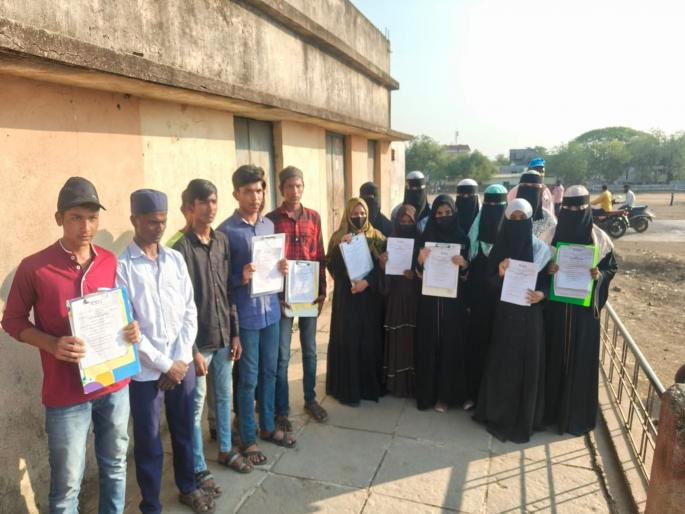 Latur: Paper one, question paper another! 21 Urdu students suffer in Ahmedpur | Latur: पेपर एक, प्रश्नपत्रिका दुसरीच! अहमदपूरमध्ये उर्दूच्या २१ विद्यार्थ्यांना मनस्ताप