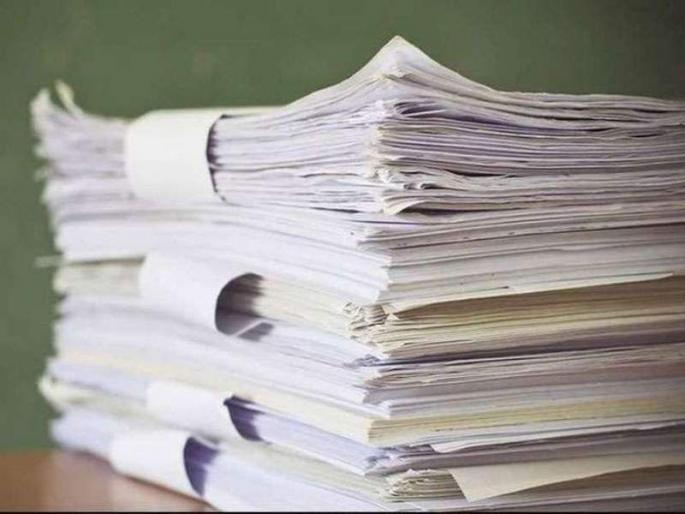 English teachers check economics answer sheets; Trampling on the rules | इंग्रजीचे शिक्षक तपासताहेत अर्थशास्त्राच्या उत्तरपत्रिका; विद्यार्थ्यांच्या भविष्यासोबत खेळ English teachers check economics answer sheets; Trampling on the rules | इंग्रजीचे शिक्षक तपासताहेत अर्थशास्त्राच्या उत्तरपत्रिका; विद्यार्थ्यांच्या भविष्यासोबत खेळ