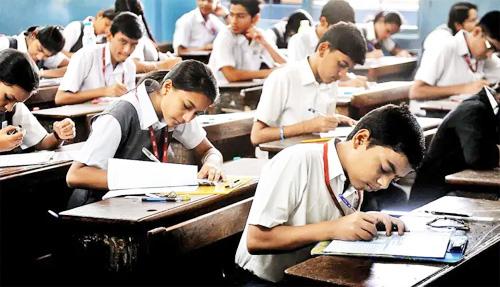 Big news; He grabbed Yogesh while handing over the paper of Chaitanya | मोठी बातमी; हुबेहुब दिसणाऱ्या चैतन्यचा पेपर देताना योगेशला पकडले Big news; He grabbed Yogesh while handing over the paper of Chaitanya | मोठी बातमी; हुबेहुब दिसणाऱ्या चैतन्यचा पेपर देताना योगेशला पकडले