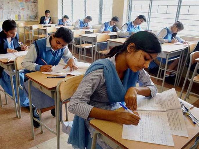 boy faints after finding himself among 500 girls student at examination center in nalanda bihar  | ५०० विद्यार्थिनींमध्‍ये एकटाच असल्याचे पाहून परीक्षा केंद्रात बेशुद्ध पडला विद्यार्थी!