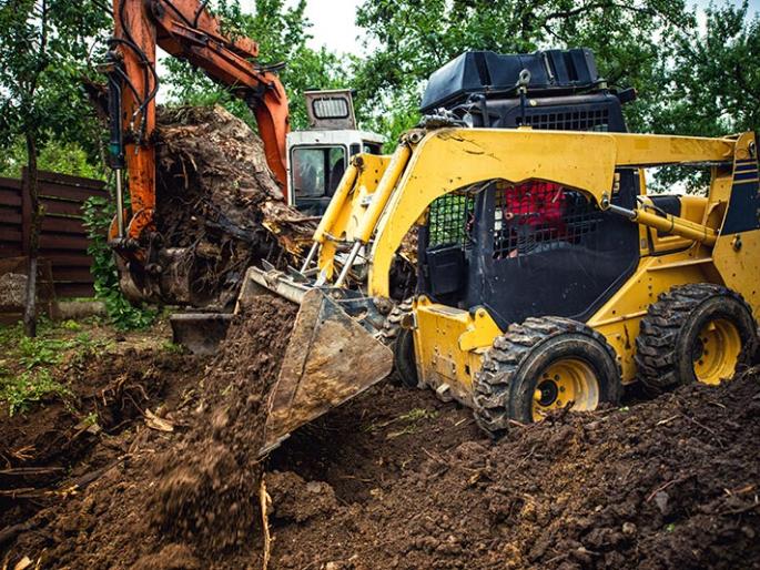 Excavation near the Lake wall | पाझर तलावाच्या भिंतीजवळ उत्खनन Excavation near the Lake wall | पाझर तलावाच्या भिंतीजवळ उत्खनन