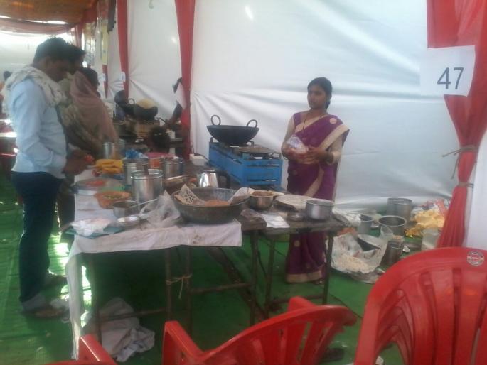 Spontaneous response to self-help group exhibition in washim | स्वयंसहाय्यता समुहांच्या वाशिम जिल्हास्तरीय प्रदर्शनीला उत्स्फूर्त प्रतिसाद Spontaneous response to self-help group exhibition in washim | स्वयंसहाय्यता समुहांच्या वाशिम जिल्हास्तरीय प्रदर्शनीला उत्स्फूर्त प्रतिसाद