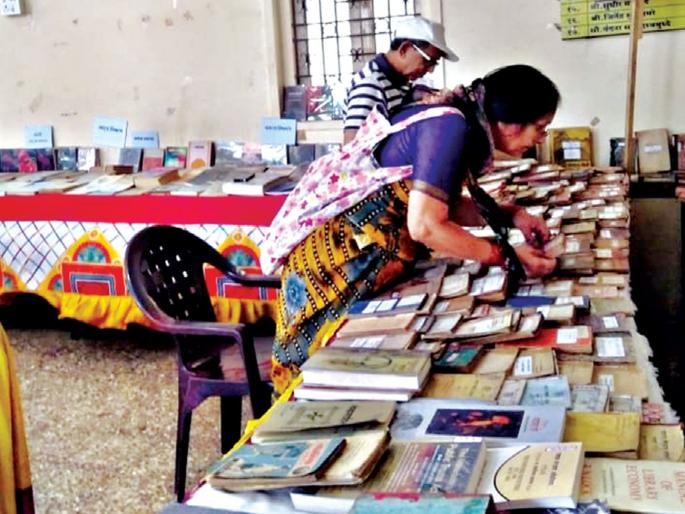 Knowledge base open to readers; Exhibit with rare bibliographies | वाचकांसाठी खुले केले ज्ञानभांडार; दुर्मीळ संदर्भग्रंथांचे भरवले प्रदर्शन