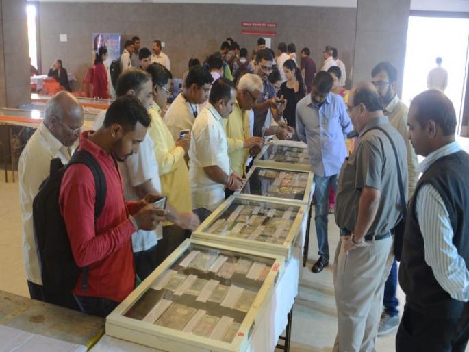 Rare coins, crowds of Nashik to see the notes, and gold tickets | दुर्मिळ नाणी, नोटा पहाण्यासाठी नाशिककरांची गर्दी,सोन्याच्या तिकिटांनी वेधले लक्ष Rare coins, crowds of Nashik to see the notes, and gold tickets | दुर्मिळ नाणी, नोटा पहाण्यासाठी नाशिककरांची गर्दी,सोन्याच्या तिकिटांनी वेधले लक्ष
