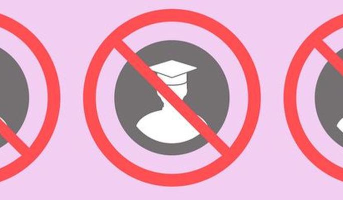 Treatment of a patient by a cleaning worker; Three expelled from service | सफाई कामगाराकडून रुग्णावर उपचार; तीन जण सेवेतून बडतर्फ Treatment of a patient by a cleaning worker; Three expelled from service | सफाई कामगाराकडून रुग्णावर उपचार; तीन जण सेवेतून बडतर्फ