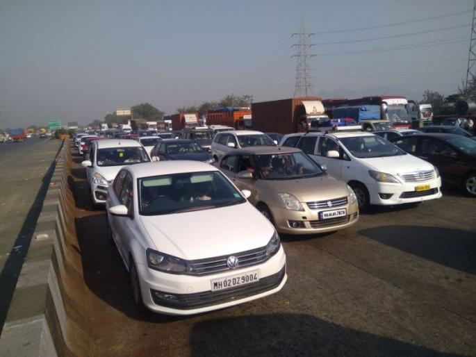 heavy traffic on mumbai-pune express way due to long weekend | जोडून सुटट्या आल्याने पर्यटक निघाले सहलीला, मुंबई-पुणे एक्स्प्रेस वेवर वाहतूक कोंडी heavy traffic on mumbai-pune express way due to long weekend | जोडून सुटट्या आल्याने पर्यटक निघाले सहलीला, मुंबई-पुणे एक्स्प्रेस वेवर वाहतूक कोंडी