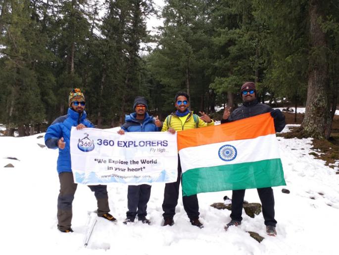 Three people with a crippled consciousness clutched the flag of the tricolor for the next thousand thousand thousand rupees | अपंग चैतन्यसह तिघांनी फडकविला साडेबारा हजार फुटांवर तिरंगा ध्वज