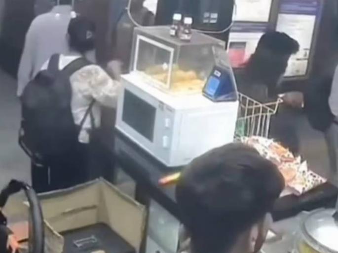 Explosion near Red Fort shakes the ground; CCTV footage from metro station comes to light | लाल किल्ल्याजवळील स्फोटाने जमीन हादरली; मेट्रो स्टेशनवरील सीसीटीव्ही फुटेज आले समोर Explosion near Red Fort shakes the ground; CCTV footage from metro station comes to light | लाल किल्ल्याजवळील स्फोटाने जमीन हादरली; मेट्रो स्टेशनवरील सीसीटीव्ही फुटेज आले समोर