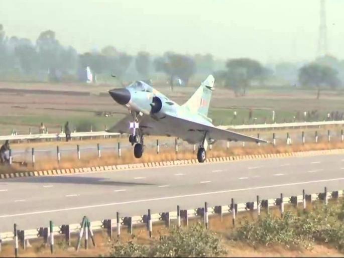 Air Force fighter aircraft, Mirage-2000, Jaguar, Sukhoi 30 and AN-32 aircraft will land on expressway | एक्सप्रेस वे वर उतरणार हवाई दलाची फायटर विमाने, मिराज-2000, जॅगवार, सुखोई 30 आणि एएन-32 विमानांचा समावेश