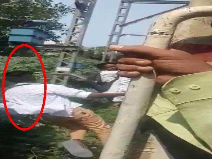 After the locals, stunt bowlers are also used in long-distance trains | Video : लोकलनंतर आता लांब पल्ल्याच्या गाड्यांमध्येही स्टंटबाजांचे माकडचाळे After the locals, stunt bowlers are also used in long-distance trains | Video : लोकलनंतर आता लांब पल्ल्याच्या गाड्यांमध्येही स्टंटबाजांचे माकडचाळे