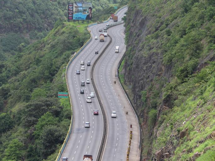 78 crores for potholes on expressway, service road! Total cost for repairs is around 157 crores | एक्स्प्रेस वे, सर्व्हिस रोडच्या खड्ड्यांसाठी ७८ कोटी ! डागडुजीसाठीचा एकूण खर्च १५७ कोटींच्या घरात