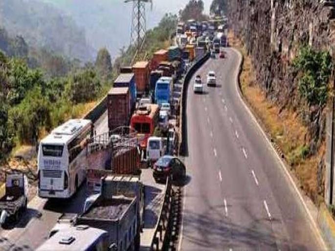 traffic jam on mumbai-pune express way | मुंबई-पुणे एक्स्प्रेस वेवर वाहतूक कोंडी,अमृतांजन पुलाजवळ वाहतूक संथगतीने traffic jam on mumbai-pune express way | मुंबई-पुणे एक्स्प्रेस वेवर वाहतूक कोंडी,अमृतांजन पुलाजवळ वाहतूक संथगतीने