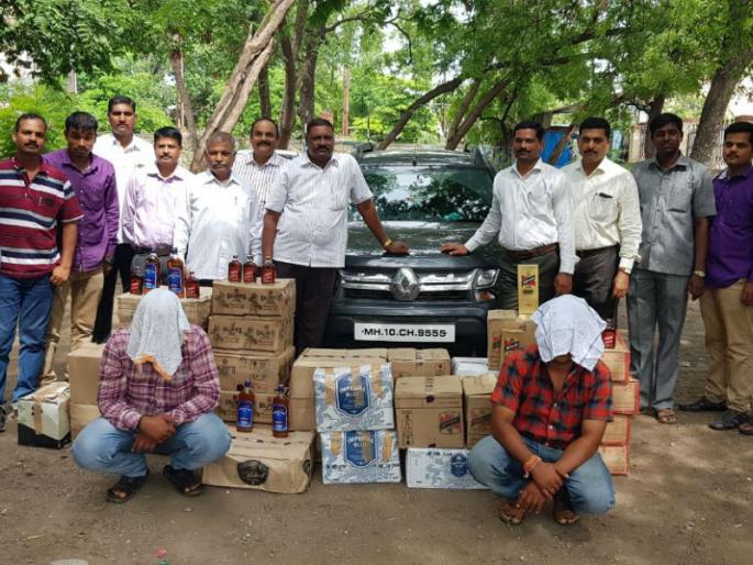 Goa's unaccounted cash of Rs 12 lakh was seized at Solapur | गोवा बनावटीचा विनापरवाना १२ लाखांचा मद्यसाठा सोलापूरात जप्त Goa's unaccounted cash of Rs 12 lakh was seized at Solapur | गोवा बनावटीचा विनापरवाना १२ लाखांचा मद्यसाठा सोलापूरात जप्त