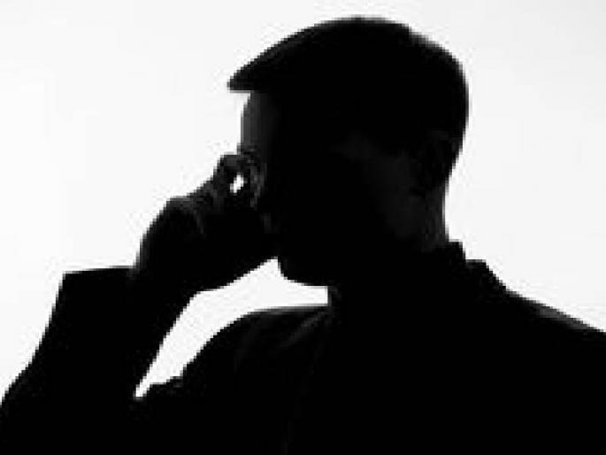 The wife was talking on the phone late at night with a neighbor; husband not allowed to talk on phone then neighbor attacked on him | रात्री उशिरा पत्नी फोनवर बोलत होती शेजाऱ्याशी; पतीने मज्जाव केल्याने त्याच्यावर केला जीवघेणा हल्ला The wife was talking on the phone late at night with a neighbor; husband not allowed to talk on phone then neighbor attacked on him | रात्री उशिरा पत्नी फोनवर बोलत होती शेजाऱ्याशी; पतीने मज्जाव केल्याने त्याच्यावर केला जीवघेणा हल्ला