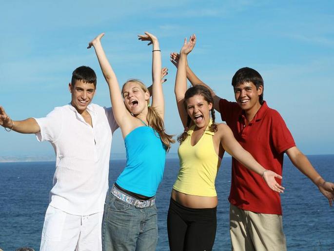 Study says extroverts are happier than introverts | सतत आनंदी रहायचं असेल तर एक्सट्रोव्हर्ट्सप्रमाणे वागा, जाणून घ्या एक्सट्रोव्हर्ट्स म्हणजे काय? Study says extroverts are happier than introverts | सतत आनंदी रहायचं असेल तर एक्सट्रोव्हर्ट्सप्रमाणे वागा, जाणून घ्या एक्सट्रोव्हर्ट्स म्हणजे काय?