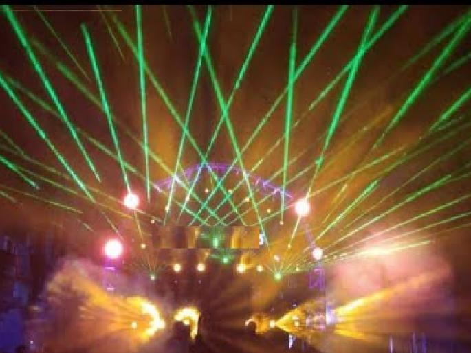Small blood vessels burst due to intense light, laser shows are dangerous to watch with naked eyes | तीव्र प्रकाशझोतामुळे फुटतात छोट्या रक्तवाहिन्या, लेझर शो उघड्या डोळ्यांनी पाहणे धोकादायकच Small blood vessels burst due to intense light, laser shows are dangerous to watch with naked eyes | तीव्र प्रकाशझोतामुळे फुटतात छोट्या रक्तवाहिन्या, लेझर शो उघड्या डोळ्यांनी पाहणे धोकादायकच