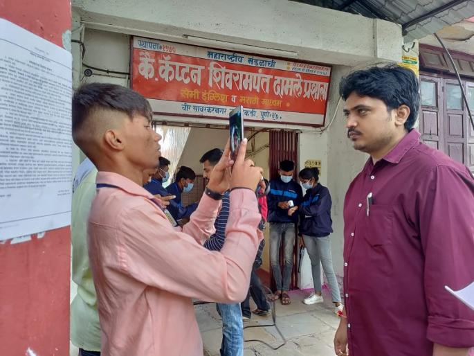 For the first time iris scan was used for appearing in MPSC exam | MPSC परीक्षेच्या हजेरीसाठी प्रथमच केला बुबूळ स्कॅनचा वापर For the first time iris scan was used for appearing in MPSC exam | MPSC परीक्षेच्या हजेरीसाठी प्रथमच केला बुबूळ स्कॅनचा वापर