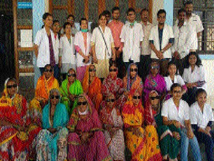 The Sarpanch, the attempt of the individual to give sight to the blind in Ambajogai taluka | अंबाजोगाई तालुक्यात अंधांना दृष्टी देण्याचा सरपंच, स्वारातीचा प्रयत्न