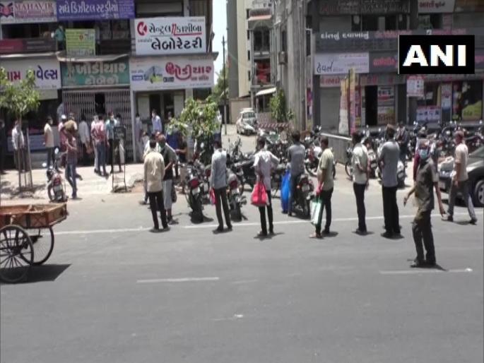 Lockdown 4.0: Long Queues Seen Outside Tobacco Shops In Surat Gujarat pnm | Lockdown 4.0: काय सांगता! सूरतमधील दृश्य पाहा; ‘ही’ गर्दी दारुच्या दुकानाबाहेर नव्हे तर... Lockdown 4.0: Long Queues Seen Outside Tobacco Shops In Surat Gujarat pnm | Lockdown 4.0: काय सांगता! सूरतमधील दृश्य पाहा; ‘ही’ गर्दी दारुच्या दुकानाबाहेर नव्हे तर...