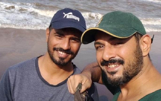 Aligarh writer Apurva Asrani and his partner Siddhant pretended to be cousins for 13 years to rent a home-ram | 13 वर्ष लपवलं...आम्ही कझिन नाही, तर पार्टनर...! अखेर ‘अलीगढ’च्या लेखकाची कबुली!! Aligarh writer Apurva Asrani and his partner Siddhant pretended to be cousins for 13 years to rent a home-ram | 13 वर्ष लपवलं...आम्ही कझिन नाही, तर पार्टनर...! अखेर ‘अलीगढ’च्या लेखकाची कबुली!!