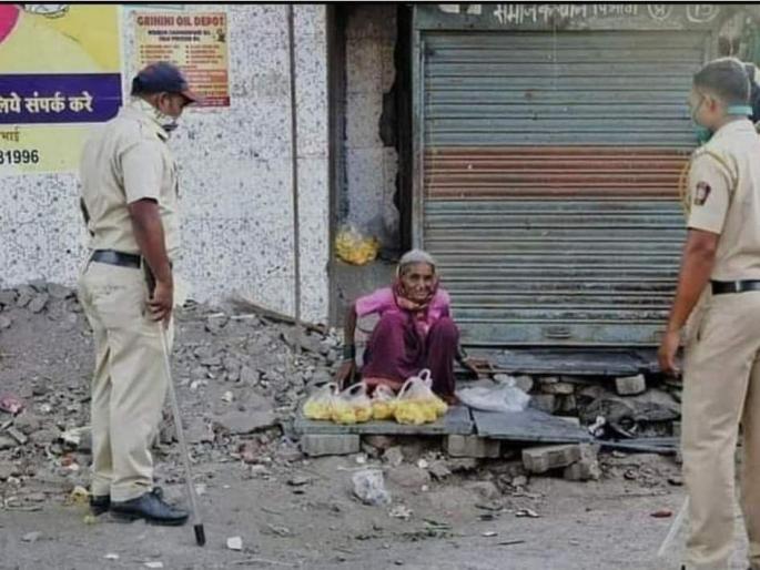 Police give Rs 500 to grandmother who sells flowers in lockdown The MLA appreciated it | लॉकडाऊनमध्ये फुलं विकणाऱ्या आजीला पोलिसांनी पाहिलं अन्..; जाणून घ्या व्हायरल सत्य Police give Rs 500 to grandmother who sells flowers in lockdown The MLA appreciated it | लॉकडाऊनमध्ये फुलं विकणाऱ्या आजीला पोलिसांनी पाहिलं अन्..; जाणून घ्या व्हायरल सत्य