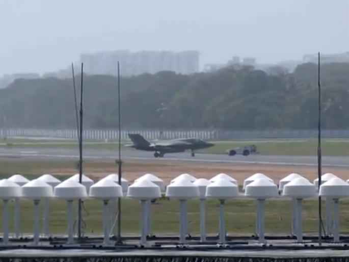 'Shock parade' of 900 crore fighter jet, video of England dragging F-35 into hangar goes viral | 900 कोटींच्या लढाऊ विमानाची 'धक्का परेड', इंग्लंडचं F-35 ओढत हँगरमध्ये नेतानाचा व्हिडिओ व्हायरल!