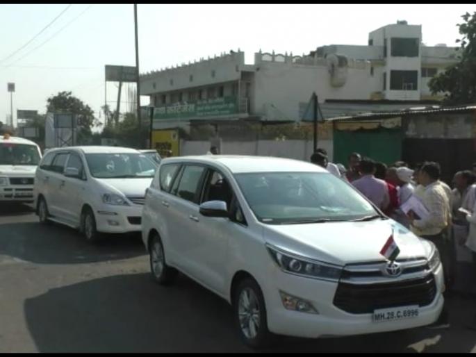 Swabhimani Shetkari Sanghatana stopped the Minister of State for Agriculture Sadabhau Khot | स्वाभिमानी शेतकरी संघटनेने कृषी राज्यमंत्री सदाभाऊ खोत यांचा ताफा अडवला Swabhimani Shetkari Sanghatana stopped the Minister of State for Agriculture Sadabhau Khot | स्वाभिमानी शेतकरी संघटनेने कृषी राज्यमंत्री सदाभाऊ खोत यांचा ताफा अडवला