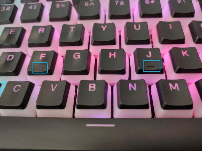 Why are there small lines on the F and J buttons of the keyboard? 99 percent of people will be unknown... | कीबोर्डच्या F आणि J बटणांवर लहान रेषा का असतात? ९९ टक्के लोक अज्ञात असतील...